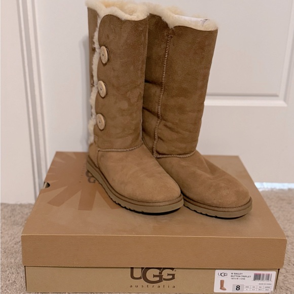 Women’s UGG boots - Picture 2 of 2